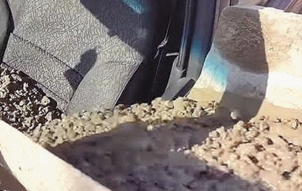 En venganza por cuernos le fundió el auto