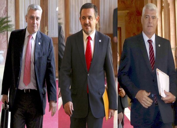 Abdo Benítez dio respaldo a sus ministros más cuestionados