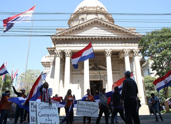 Asunción: Aniversario marcado por feriantes y manifestantes