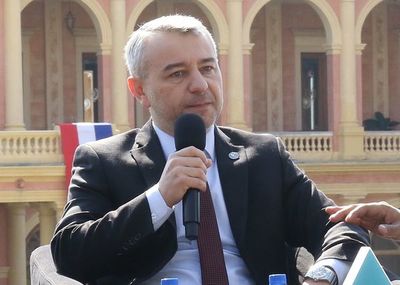 Cartes debió jurar como senador, afirma Centurión