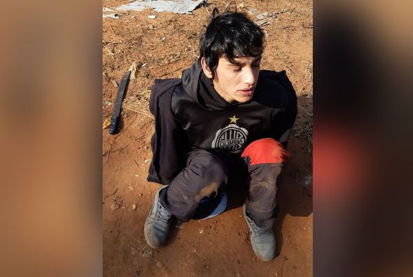 Detienen a dos jóvenes en moto, que llevaban crack y un machetillo - Nacionales - ABC Color