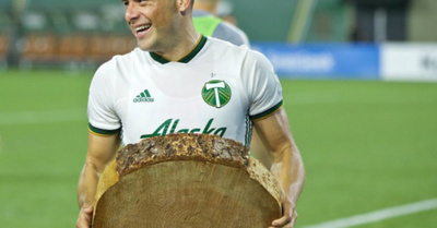 ¡Vaselina, golazo y el tronco para el Clavito!