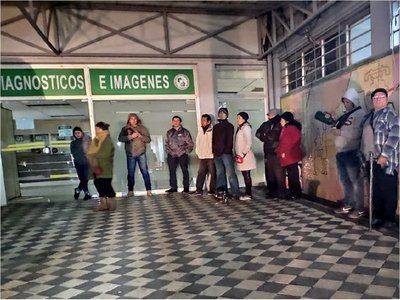 IPS: Asegurados madrugan por un turno para estudios de imágenes