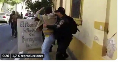 Escracharon al Arzobispo y los metieron en cana