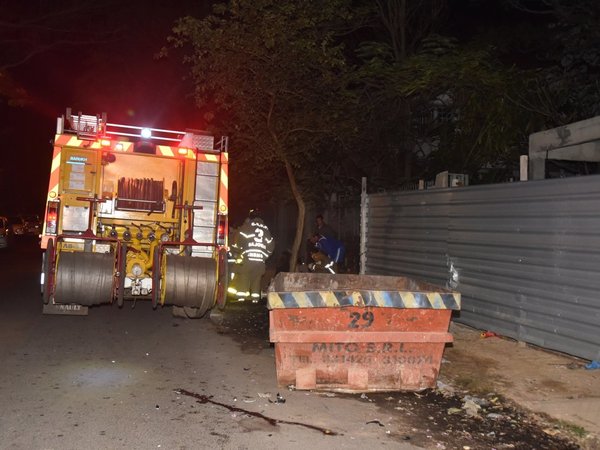 Dos personas resultan heridas tras chocar contra un contenedor