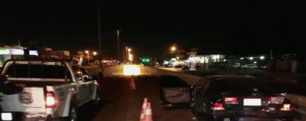 HOY / Motociclista no vio conos de seguridad y chocó contra un auto