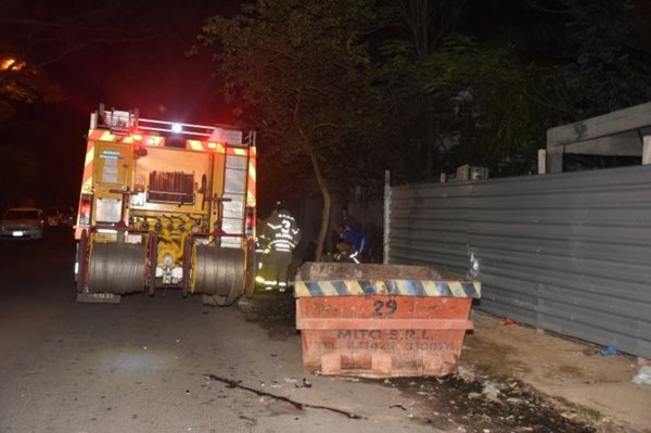 Chocan contra un contenedor y ¡la moto desaparece!