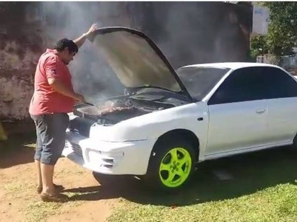Convirtió su Subaru en parrilla y es furor