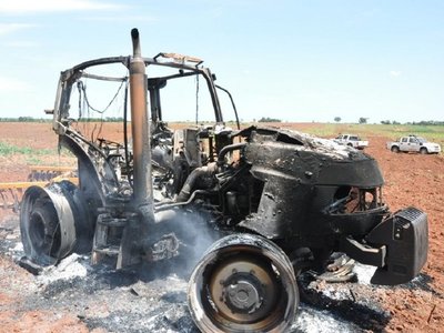 Turba ataca y quema un tractor en Caazapá