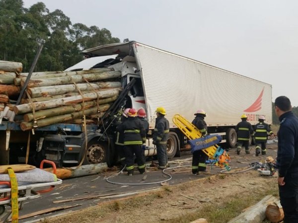 Conductor paraguayo se salvó de milagro tras grave choque