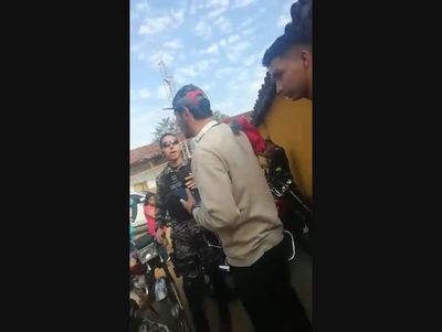 "Sacate tu quepis para hablar conmigo", dijo un Lince a un joven