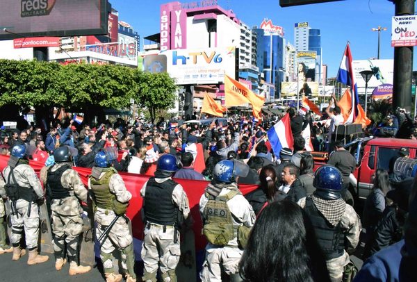 En incidentada marcha exigieron juicio político