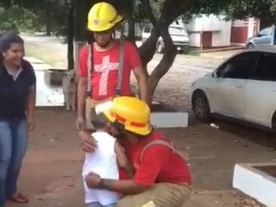 Bomberos voluntarios dan una sorpresa a un niño en Pedro Juan Caballero