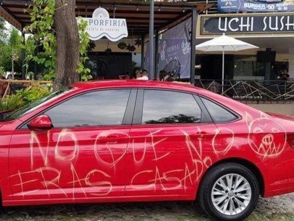 Descubrió que su "chuli" era casado y le dejó un regalito por el auto