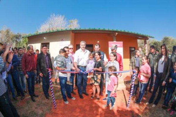 Gobierno entrega viviendas para unas 26 familias en Guayaibi - .::RADIO NACIONAL::.