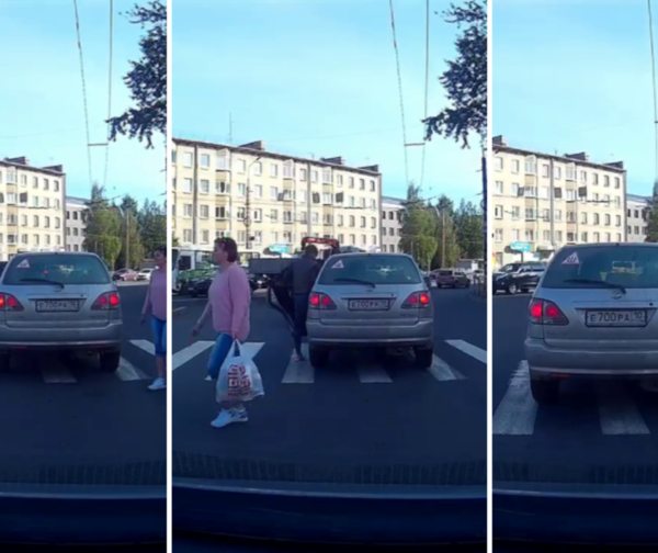 Un transeúnte pasó a través de un auto estacionado en un cruce peatonal.