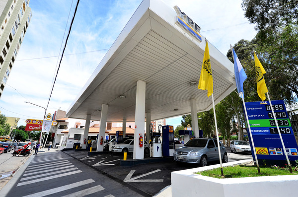 Argentina congela precio de combustibles por 90 días