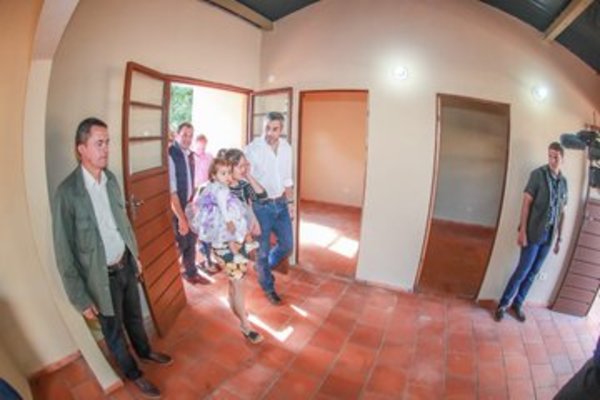 Otorgan nuevas condiciones de vida a familias de Guayaibí mediante entrega de viviendas