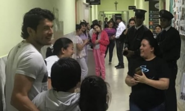 Haedo Valdez visitó a los niños en un hospital