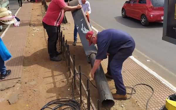 Retiran carteles irregulares en el microcentro de CDE