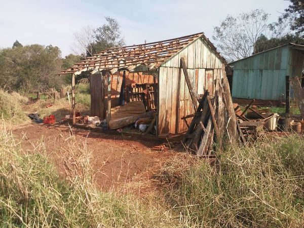 Fue a Asunción con su hija enferma y destruyeron su casa  - Nacionales - ABC Color