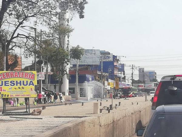 Caño es “fuente de agua” en zona del metrobús - Nacionales - ABC Color