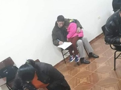 Rindió con su hijita en el regazo