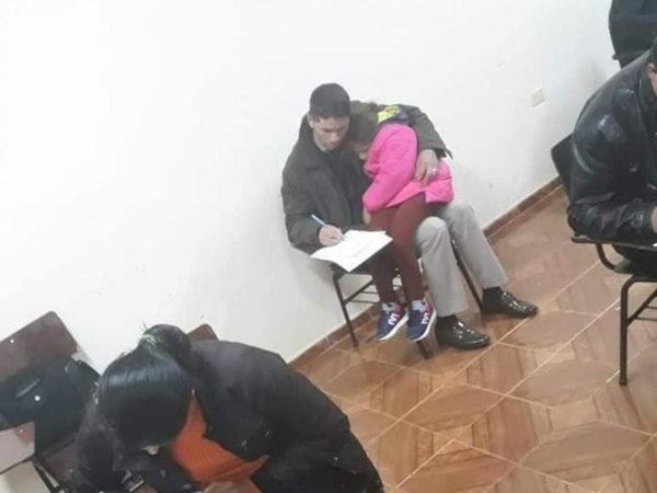 Rindió con su hijita en el regazo