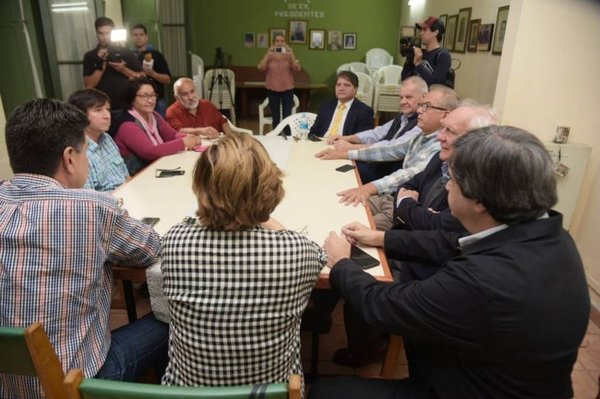 Oposición pretende tratar la próxima semana el juicio político a Abdo y a Velázquez