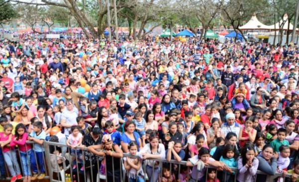 Multitudinaria concurrencia en festejo por día del niño