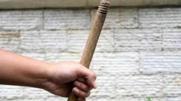 Con palo de escoba golpeó a su bebe