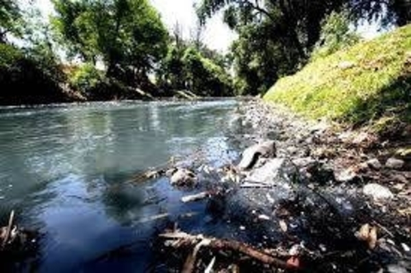 HOY / Joyas del país, acuíferos de agua dulce, contaminados: gasolineras recién ahora obligadas a cumplir ley