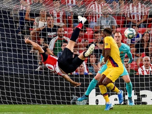 Aduriz, eterno, tumba al Barça con un gol de antología