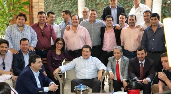 Encuentro entre añetetistas y HC: "Horacio Cartes ha recuperado el poder" » Ñanduti