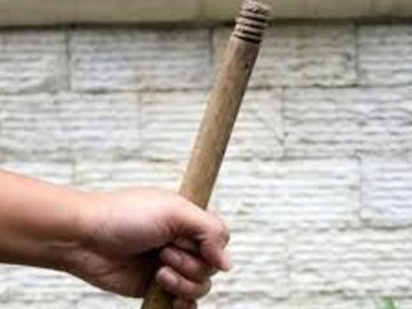 Con palo de escoba golpeó a su bebe