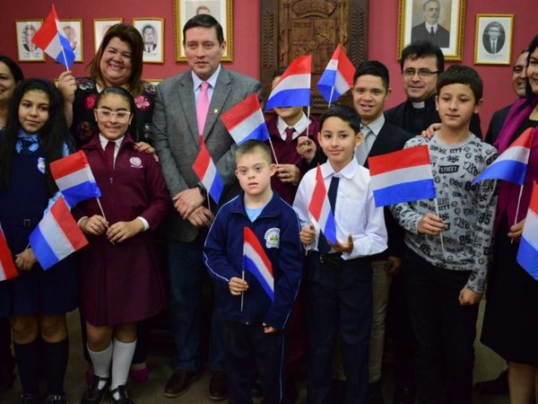Niños asumen simbólicamente como autoridades en Villarrica