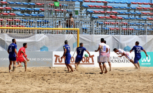 HOY / Le sienta bien la gira europea a la Albirroja de playa