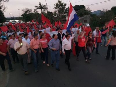 Paraguarí: Liderados por el imputado Cuevas, colorados marchan y amenazan a “gatos locos” - Nacionales - ABC Color