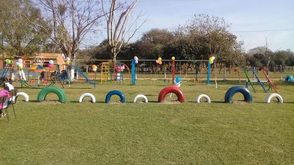 Exas de humilde escuela caaguaceña regalaron un parque a niños en su día - Nacionales - ABC Color