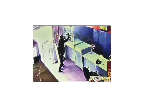Asalto a boca de cobranzas deja un herido