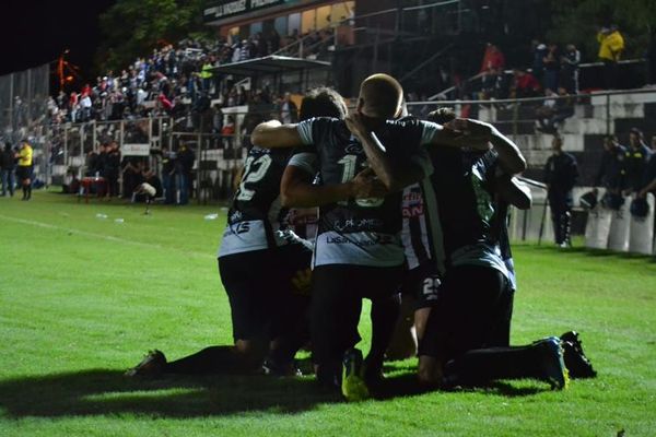 A la sombra del superclásico - Fútbol - ABC Color