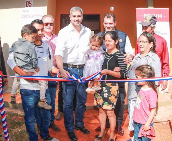 Nuevas condiciones de vida a familias de Guayaibí mediante entrega de viviendas