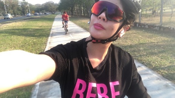 Simone Villar practica ciclismo