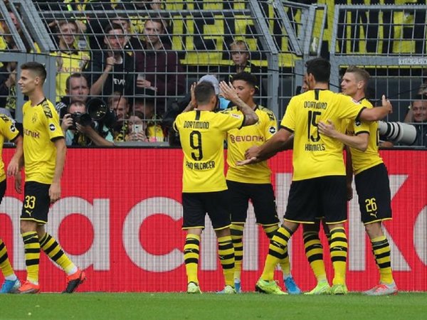 El Dortmund presenta su candidatura con goleada y doblete de Alcácer