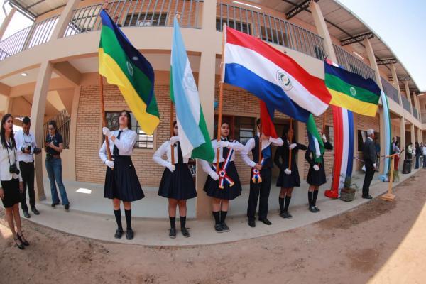 Mandatario inaugura nuevo edificio del colegio Héroes del Chaco, en Loma Plata