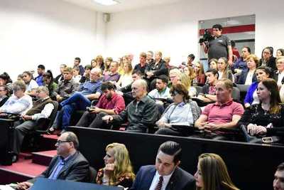 PUBLICO ASISTE CON GRAN INTERÉS A LA NOCHE DE CULTURA UCRANIANA EN LA UNAE