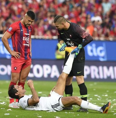 Roque y Samudio, retirados en camilla - Fútbol - ABC Color
