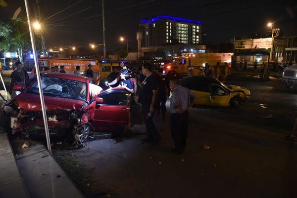 Accidente sobre Madame Lynch deja cuatro heridos - Nacionales - ABC Color