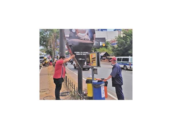 Municipalidad de CDE retira carteles publicitarios que no tienen permisos