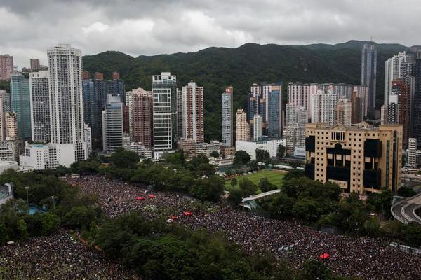 Manifestantes abarrotan las calles de Hong Kong pese al calor y las fuertes lluvias | .::Agencia IP::.